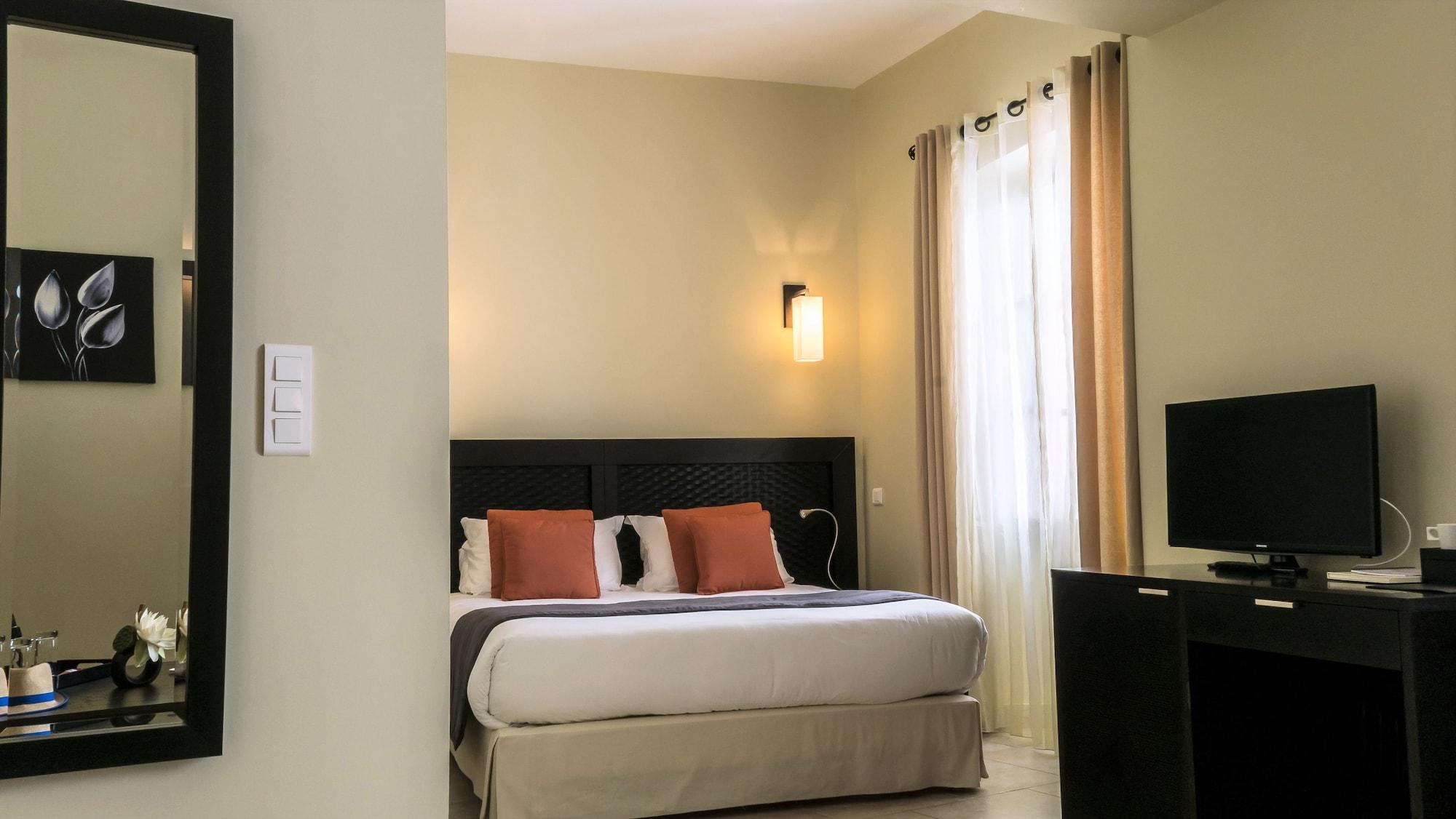 Perla Rossa Hotel LʼÎle-Rousse Екстериор снимка